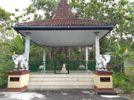 area wisata religi makam Nyai Roro Krandon